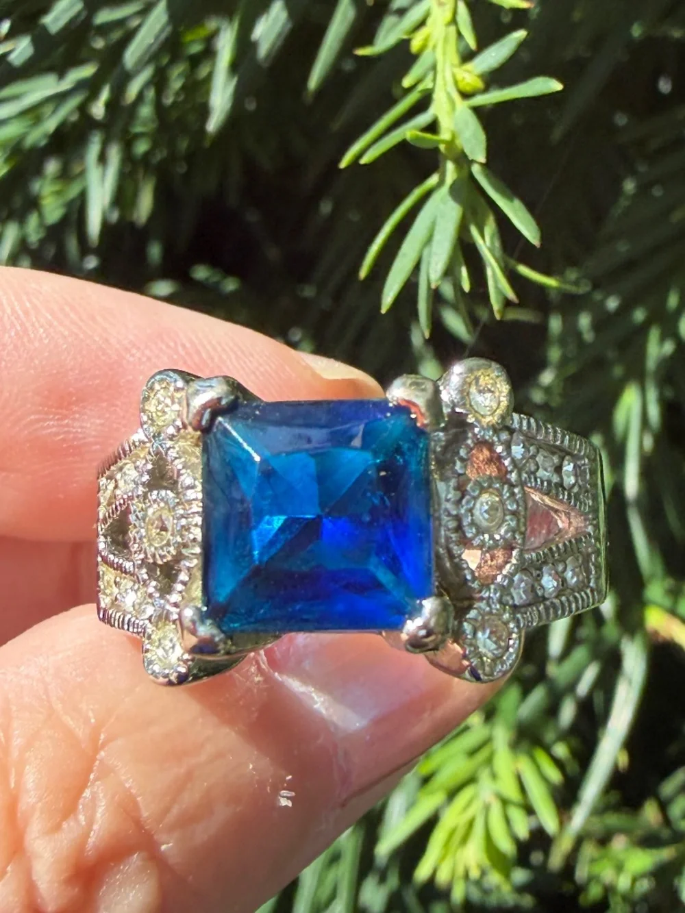 VIVID ROYAL BLUE PASTE GLASS STONE SILVERTONE METAL COCKTAIL STATEMENT RING